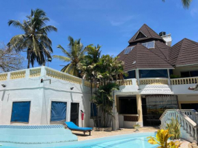 Lovely 5-Bed Room House With a swimming Pool